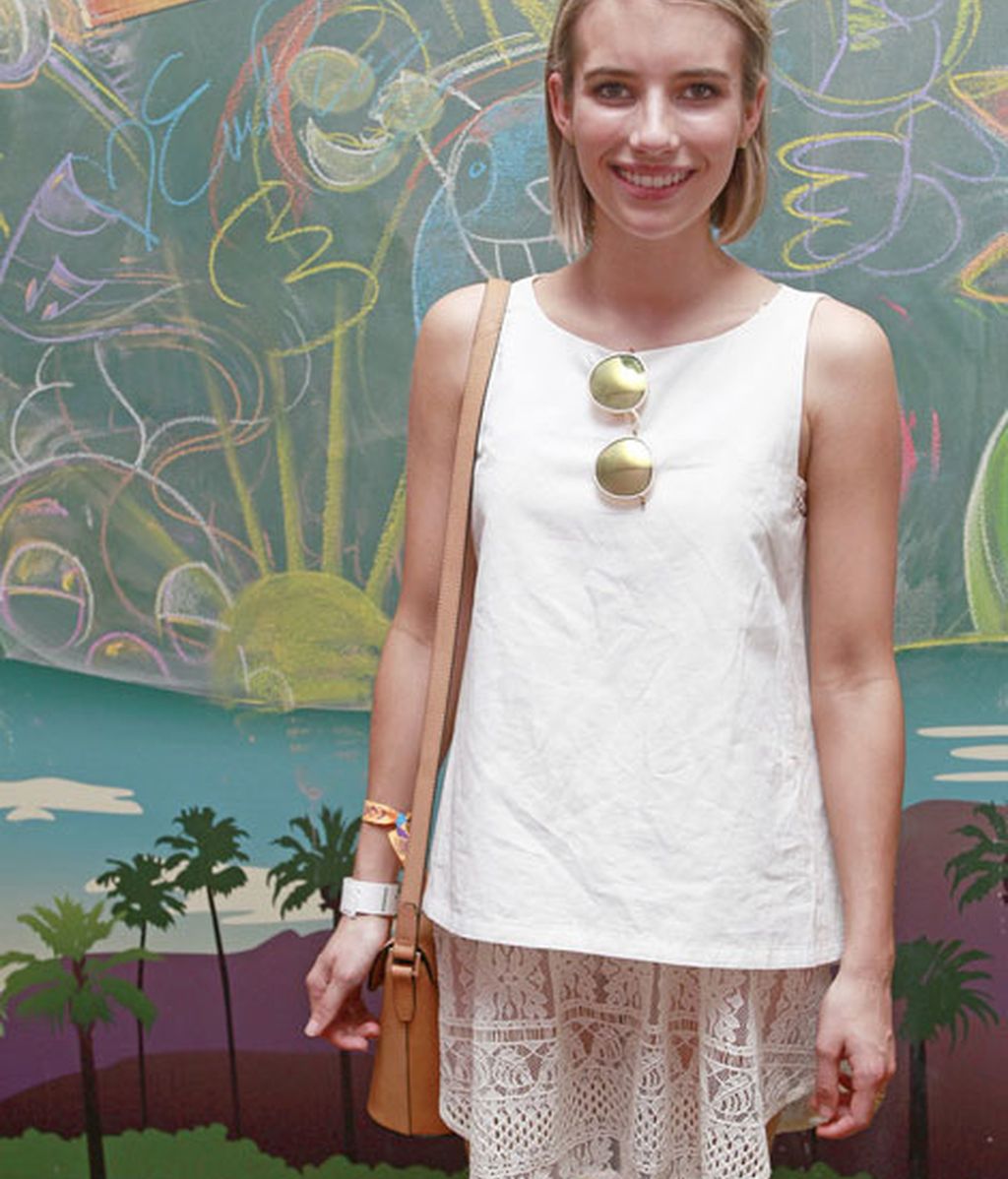 Emma Roberts, de blanco y con gafas redondas, en 'Fruttare Event'