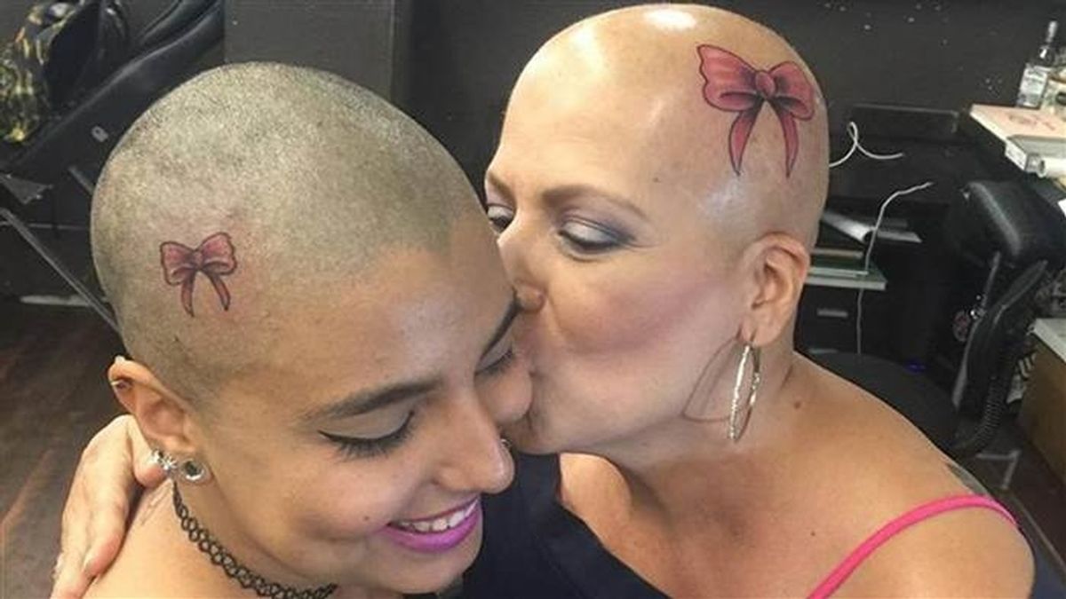 Después de un cáncer, madre e hija se tatúan un lazo que esperan no volver a ver