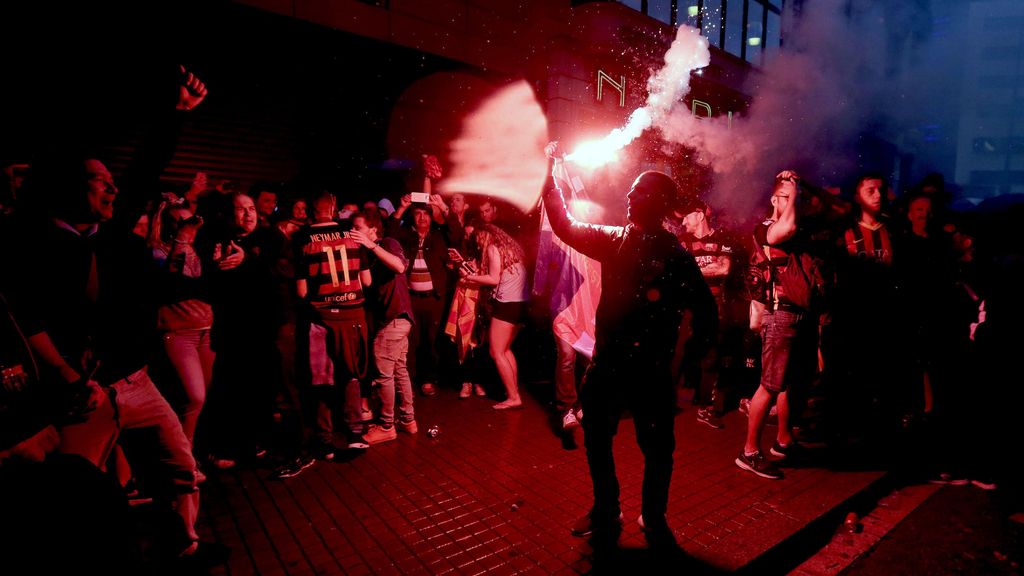 La fuente de Canaletes tras proclamarse el Barça campeón de su 24ª Liga