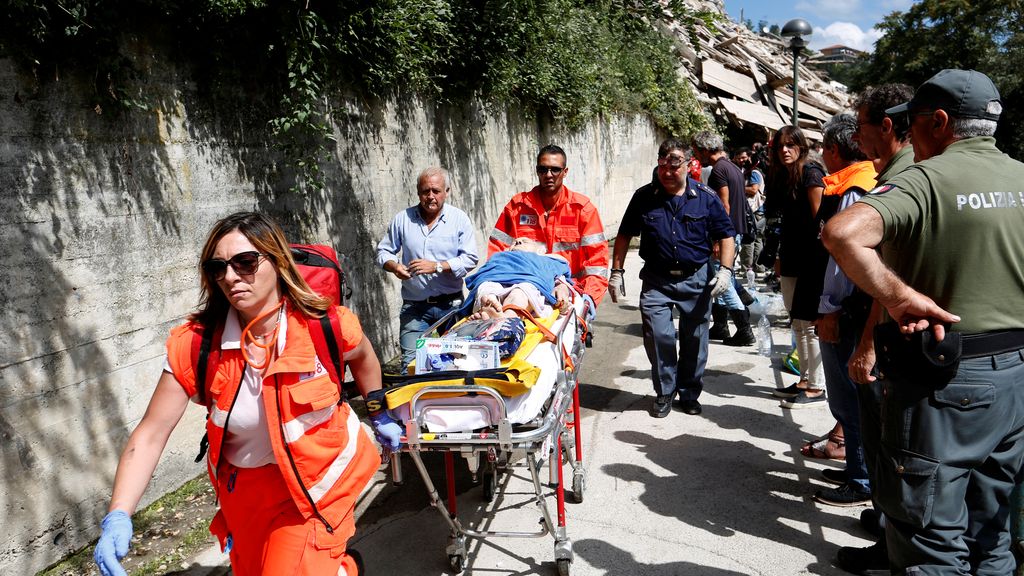 Desesperada búsqueda de supervivientes en los pueblos asolados por el terremoto