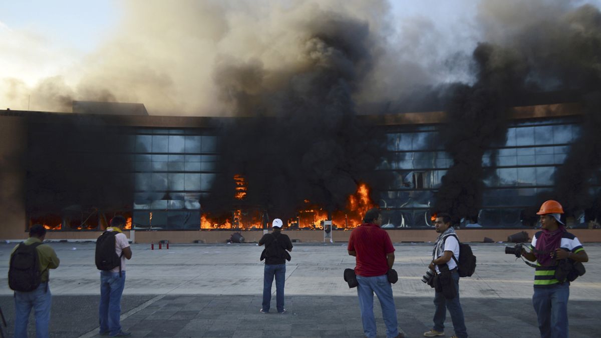 Incendian el Palacio de Gobierno del estado mexicano de Guerrero