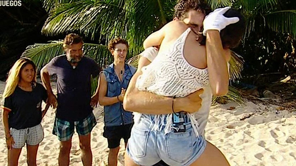 Rubén no puede separarse de su novia Laura