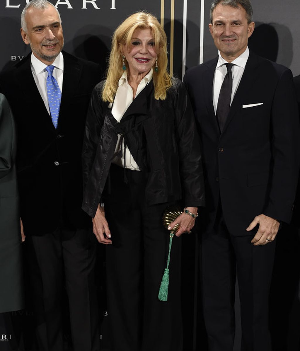 La baronesa Thyssen, con un dos piezas negro y camisa blanca