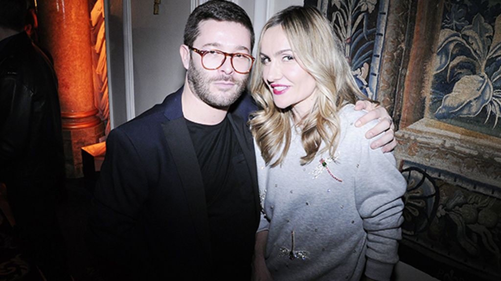 Jeff Bargues y Clara Courel, vestida de Jorge Vázquez