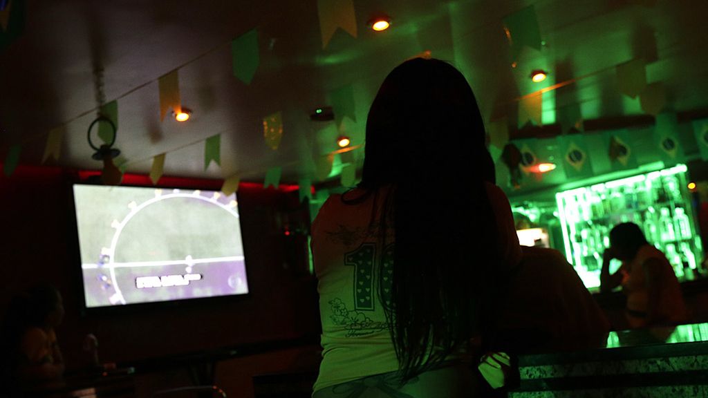 Desde la playa, hasta el club de striptease: Así vive Brasil el Mundial en la calle
