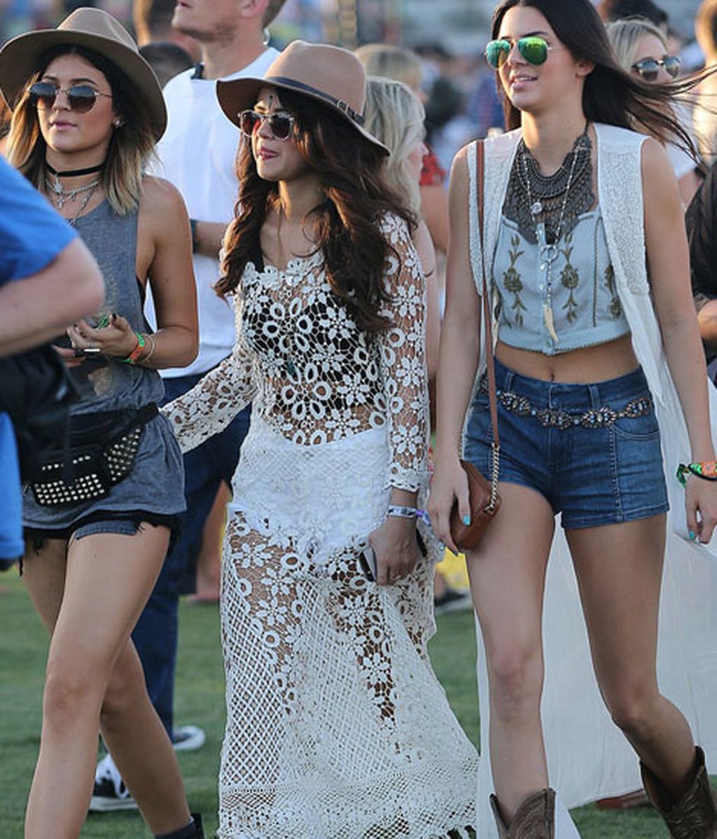 Kylie Jenner, Selena Gomez (de blanco) y Kendall Jenner