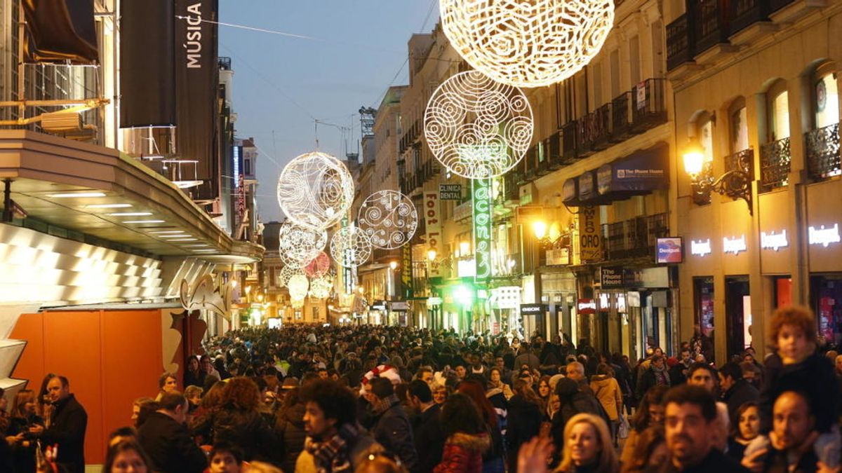 Numerosas personas transitan la céntrica y comercial calle Preciados de Madrid