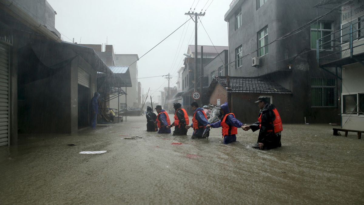 Aumentan a 14 los muertos por el paso del tifón 'Soudelor' por la costa este de China