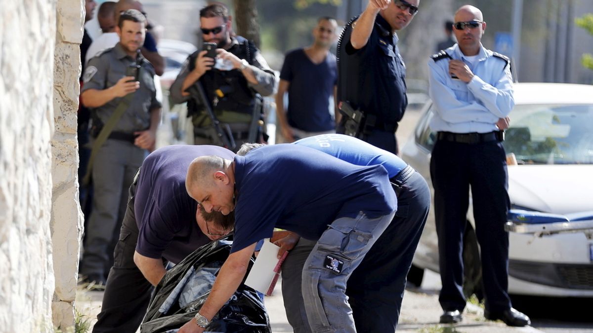 Un policía israelí frente al cuerpo del joven abatido