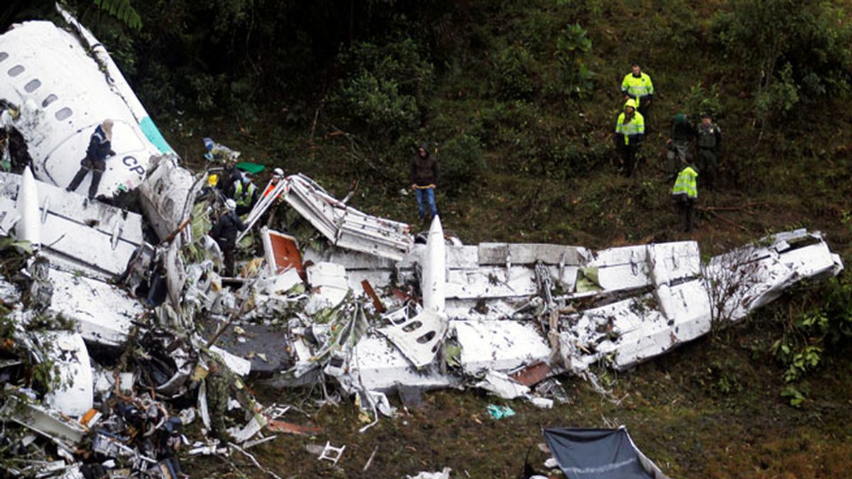 Ala del avión desintegrado tras impactar contra un cerro en Colombia