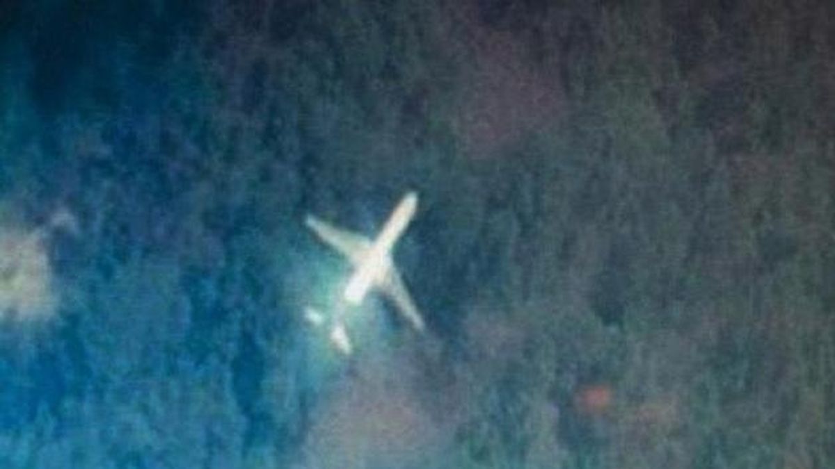 Imagen de un avión sobre la selva de Malasia
