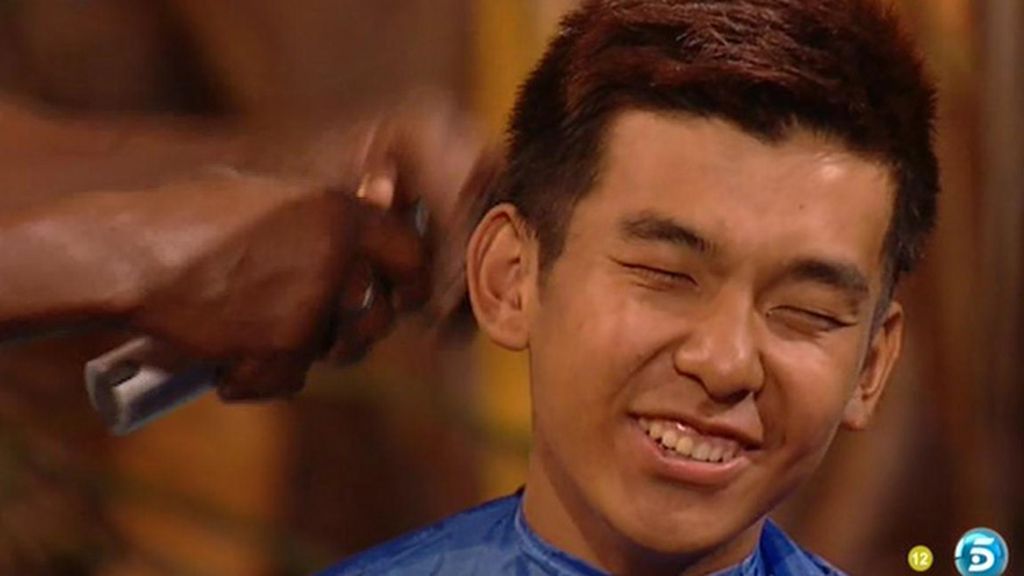 Un experto peluquero de la zona ha sido el encargado del corte de pelo