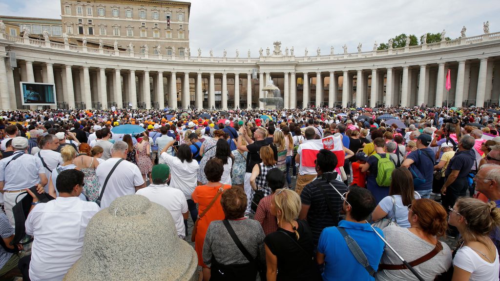 El Papa guía el rezo ante miles de personas