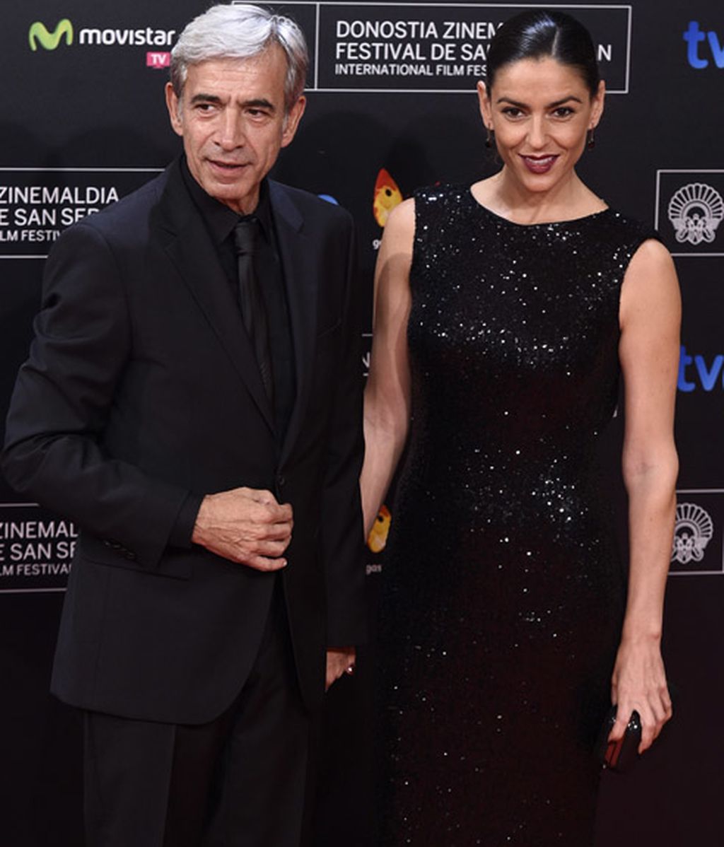Imanol Arias al lado de su chica, Irene Meritxell