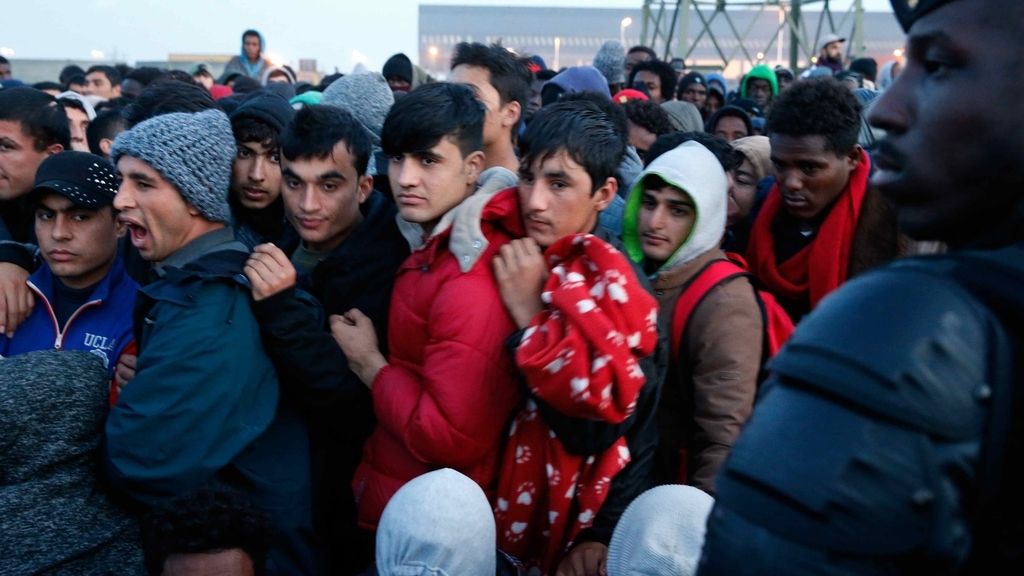 Inmigrantes haciendo cola en el campamento ilegal de Calais