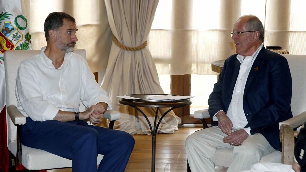 El rey Felipe VI durante la reunión que ha mantenido con el presidente de Perú, Pedro Pablo Kuczynski, en Cartagena de Indias, previa a la XXV Cumbre Iberoamericana