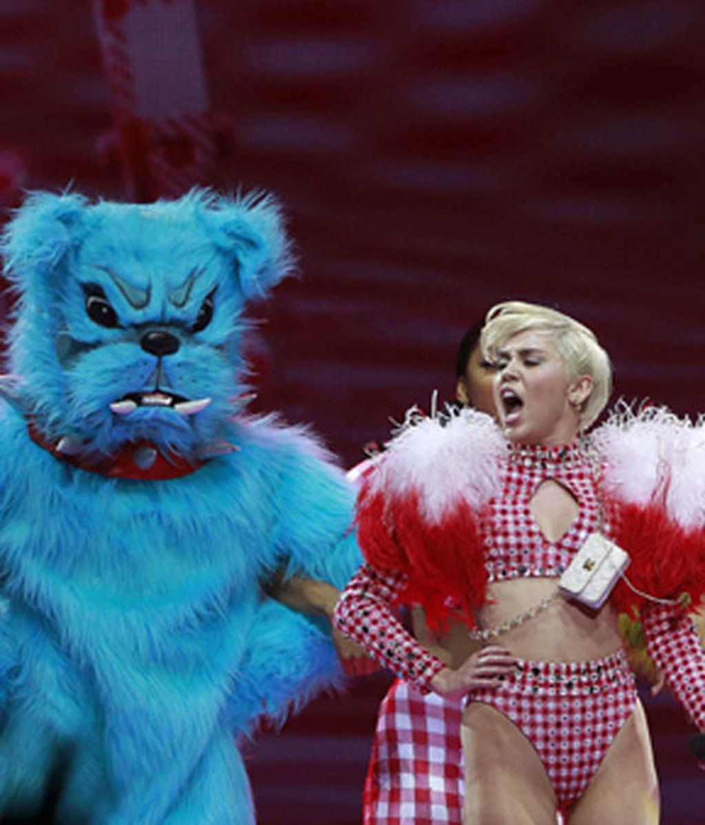 Miley Cyrus y su 'Bangerz Tour' calientan Barcelona