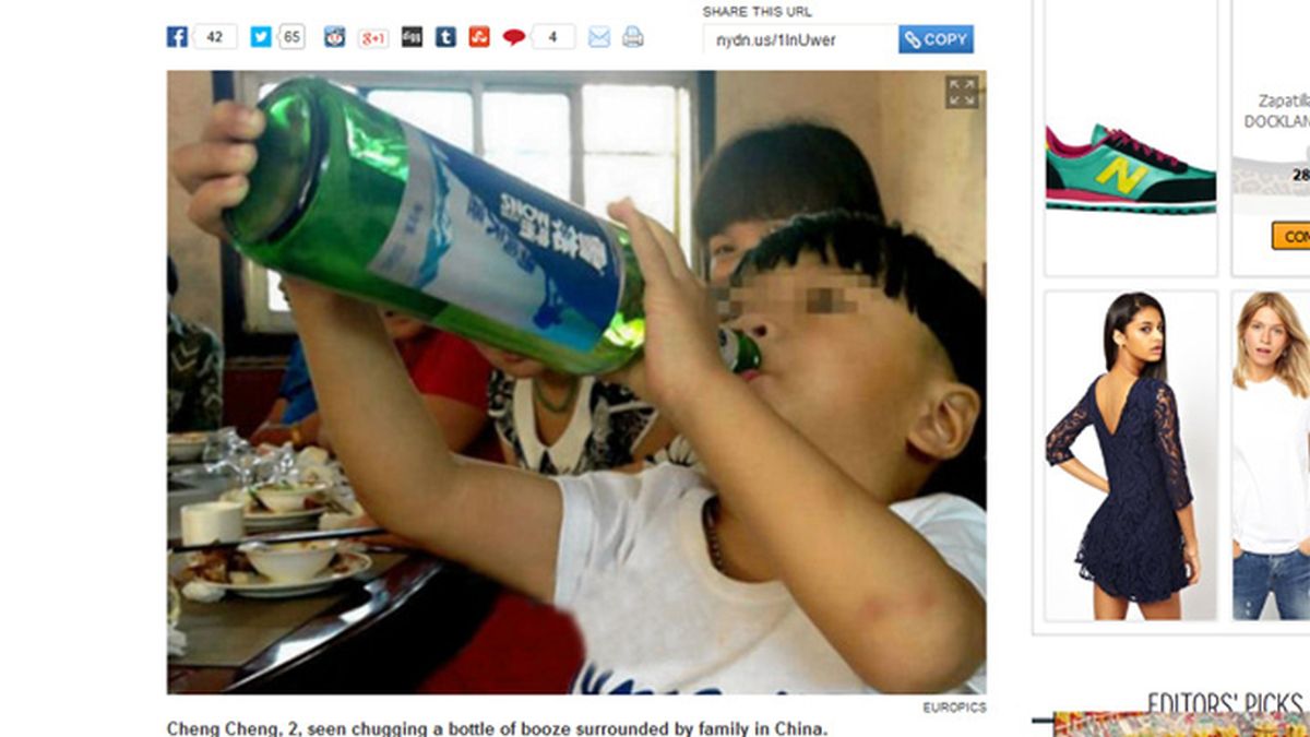 Un niño chino adicto al alcohol con dos años