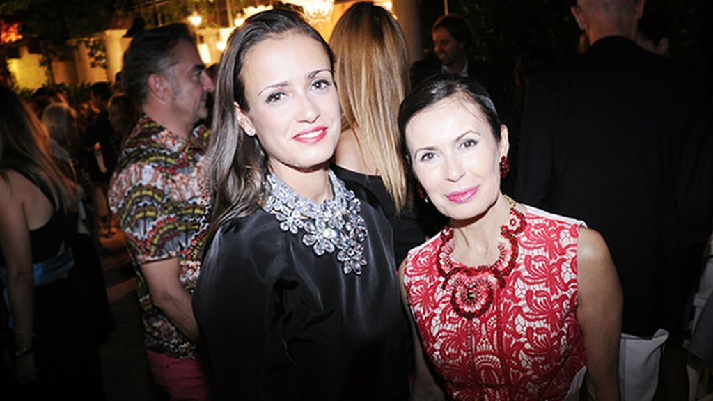 La diseñadora Teria Yabar y su hija Elsa, con creaciones de su propia firma