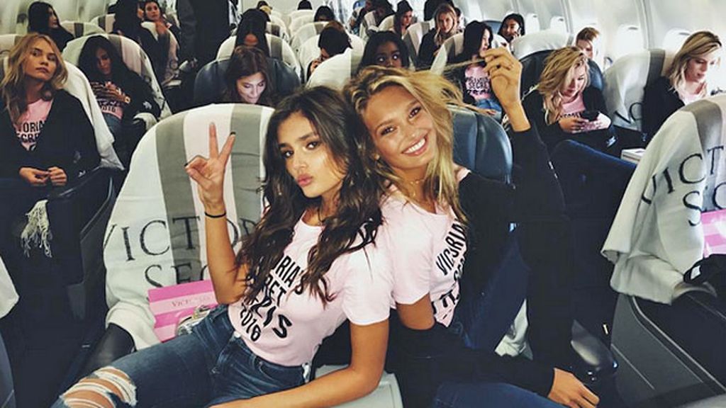 En jet privado y uniformadas de rosa: ‘los ángeles’ han viajado a París para el desfile