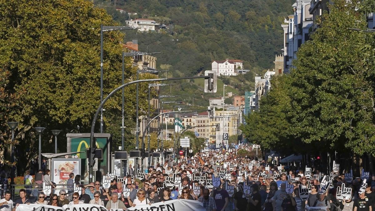Vista de la manifestación convocada hoy en San Sebastián por la red ciudadana Sare para exigir la excarcelación de los presos de ETA con enfermedades graves