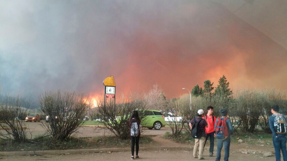Evacuada la localidad canadiense de Fort McMurray a causa de un devastador incendio