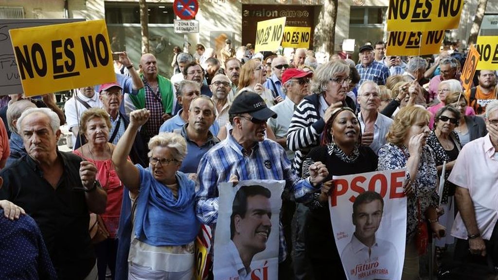 Centenares de militantes van a Ferraz en defensa del PSOE