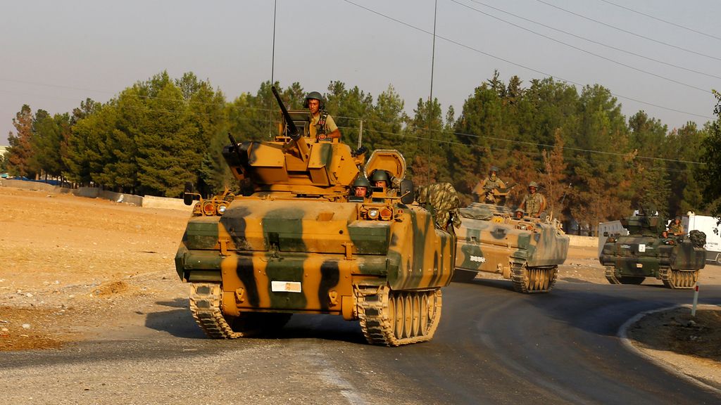 Los tanques turcos se desplazan por la frontera con Siria