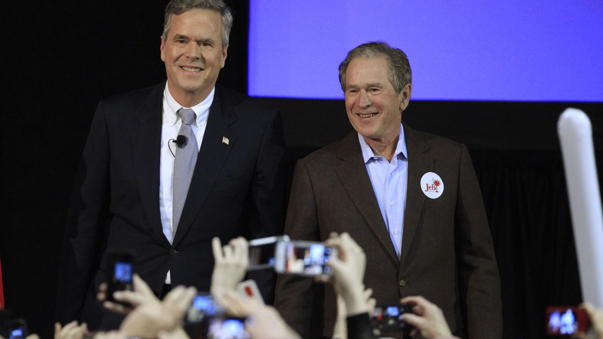 El expresidente George W. Bush aparece por primera vez en un acto de campaña de su hermano