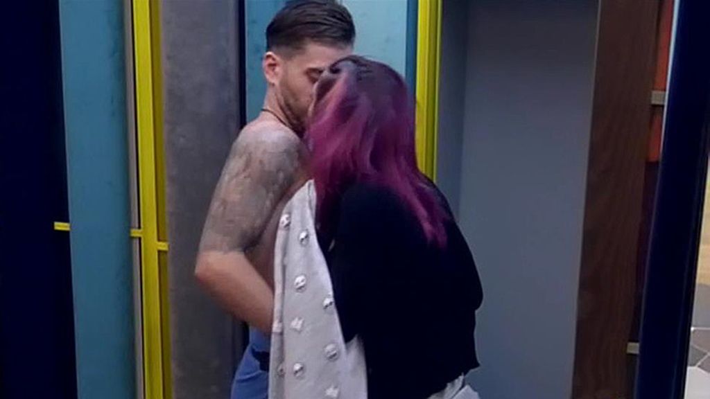 Se besan ante la audiencia, pero se esconden de sus compañeros