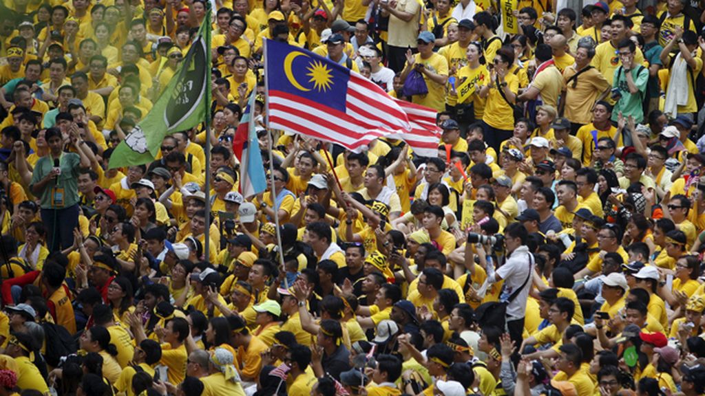 Miles de malasios se manifestan contra el primer ministro