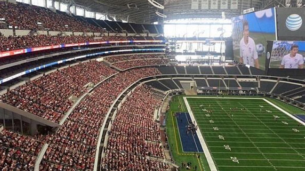 El santuario del football, el Cowboys Stadium puso pantallas gigantes