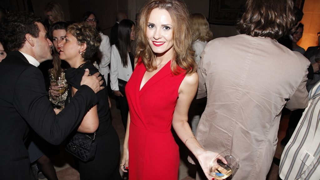 Elena Ballesteros, una espectacular "mujer de rojo"