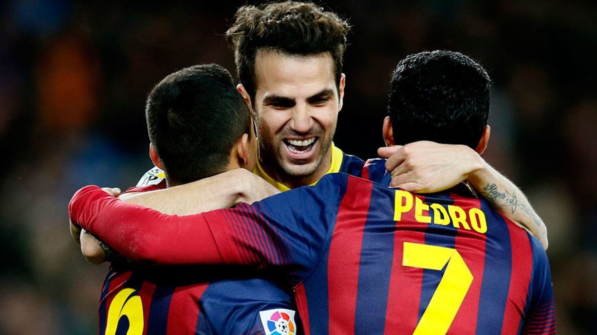 Fábregas, Alexis y Pedro celebran un gol azulgrana