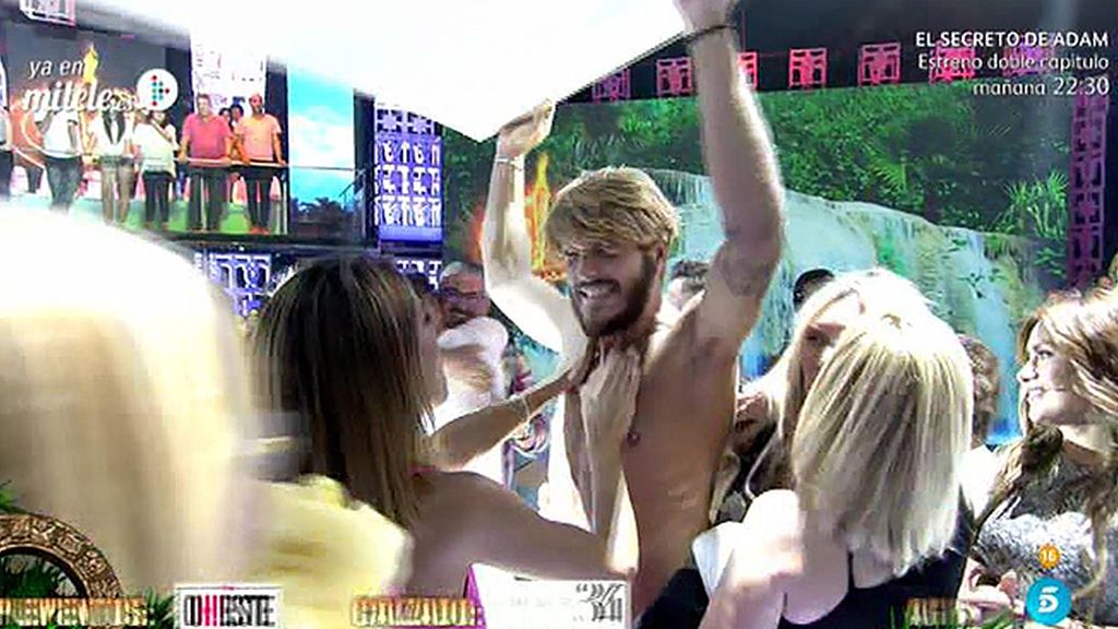 Jorge celebra su triunfo por todo lo alto