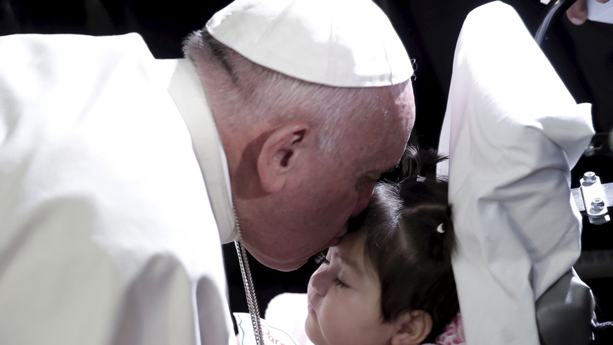 El Papa aboga por la 'cariñoterapia' durante una visita a un hospital infantil en México