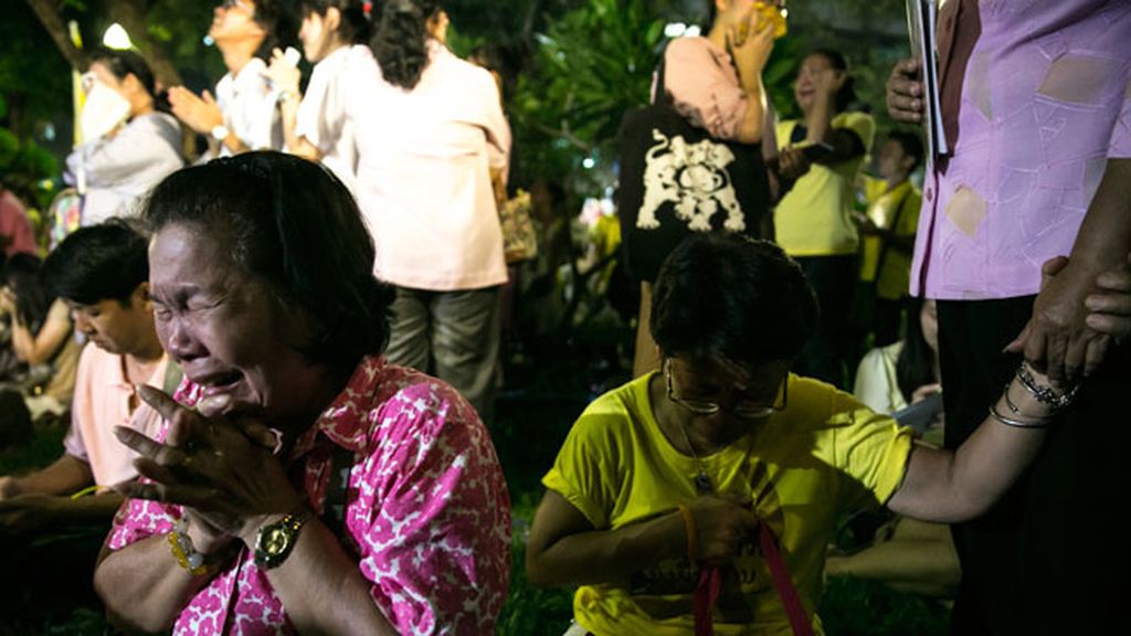 Los tailandeses lloran la muerte de Bhumibol, su rey durante 70 años.