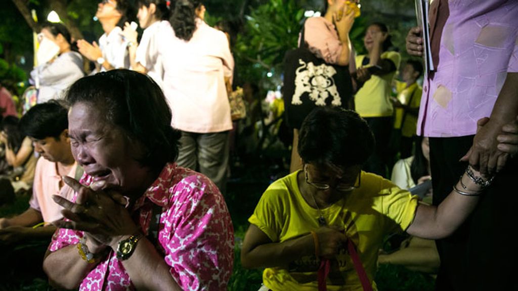 Tailandia llora la muerte de su rey