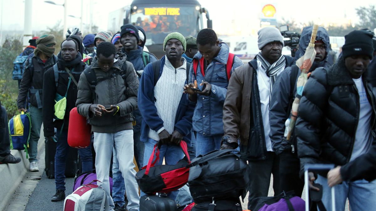 Desalojan el campamento de inmigrantes de Calais