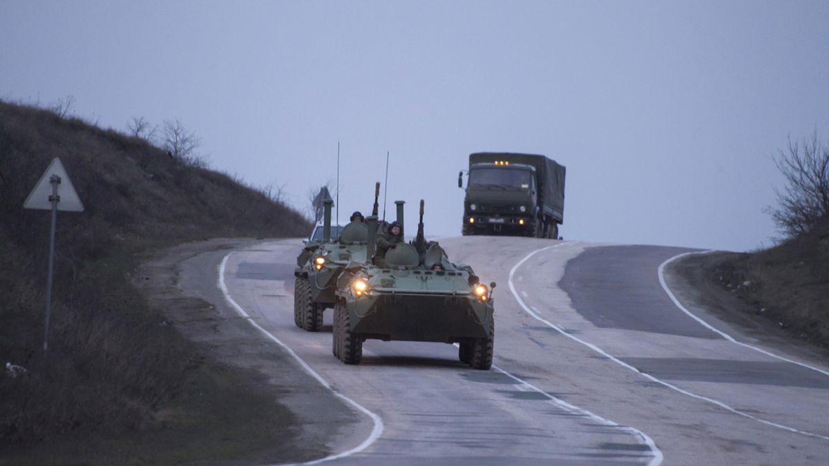 Carros de combate ruso en la carretera de Sevastopol a Sinferopol