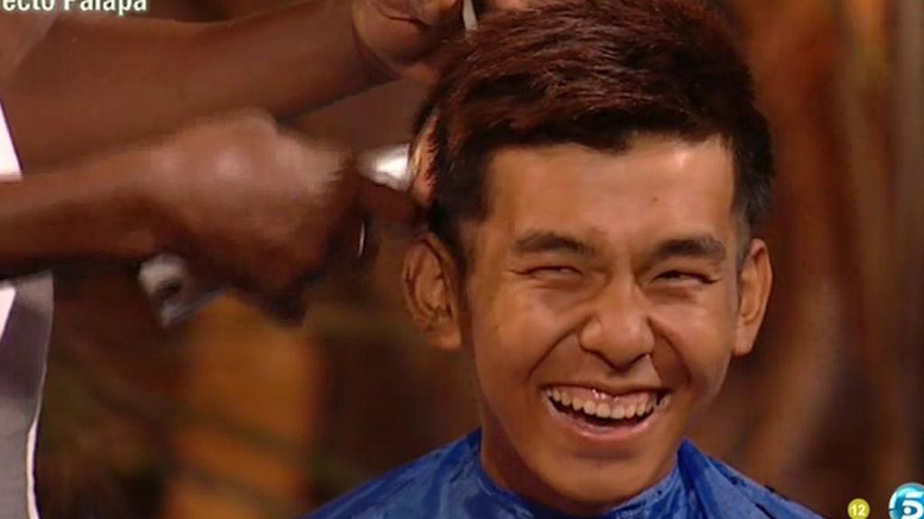 Un experto peluquero de la zona ha sido el encargado del corte de pelo