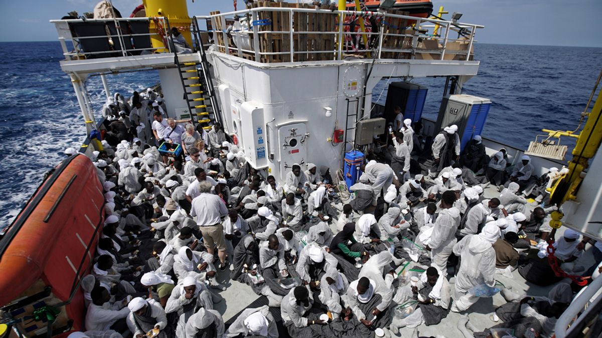 Un barco humanitario rescata a cientos de inmigrantes en el Mediterráneo