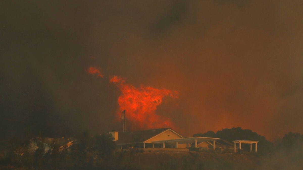 Desalojadas 15.000 viviendas en California por un gran incendio