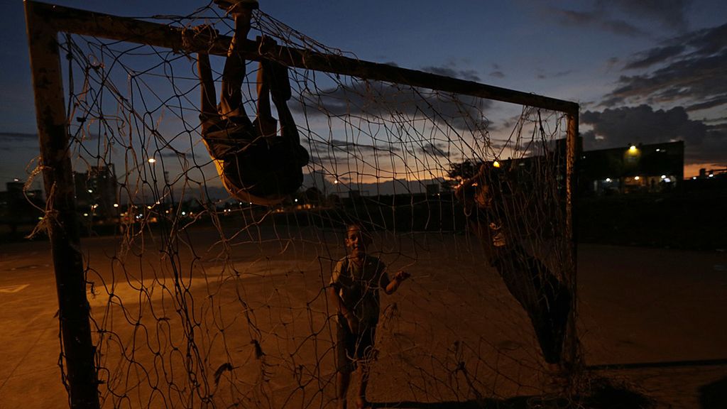 Otros celebraban los goles subiéndose a las porterías de su barrio