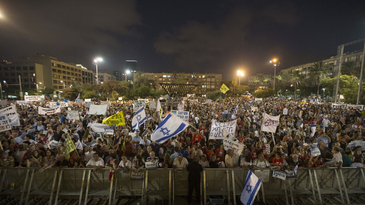 Miles de israelíes se manifiestan contra el Gobierno por no poner fin al disparo de cohetes desde Gaza