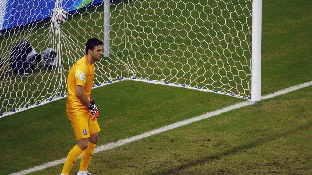 La defensa griega y el portero Karnezis hicieron la estatua en el gol de Costa Rica