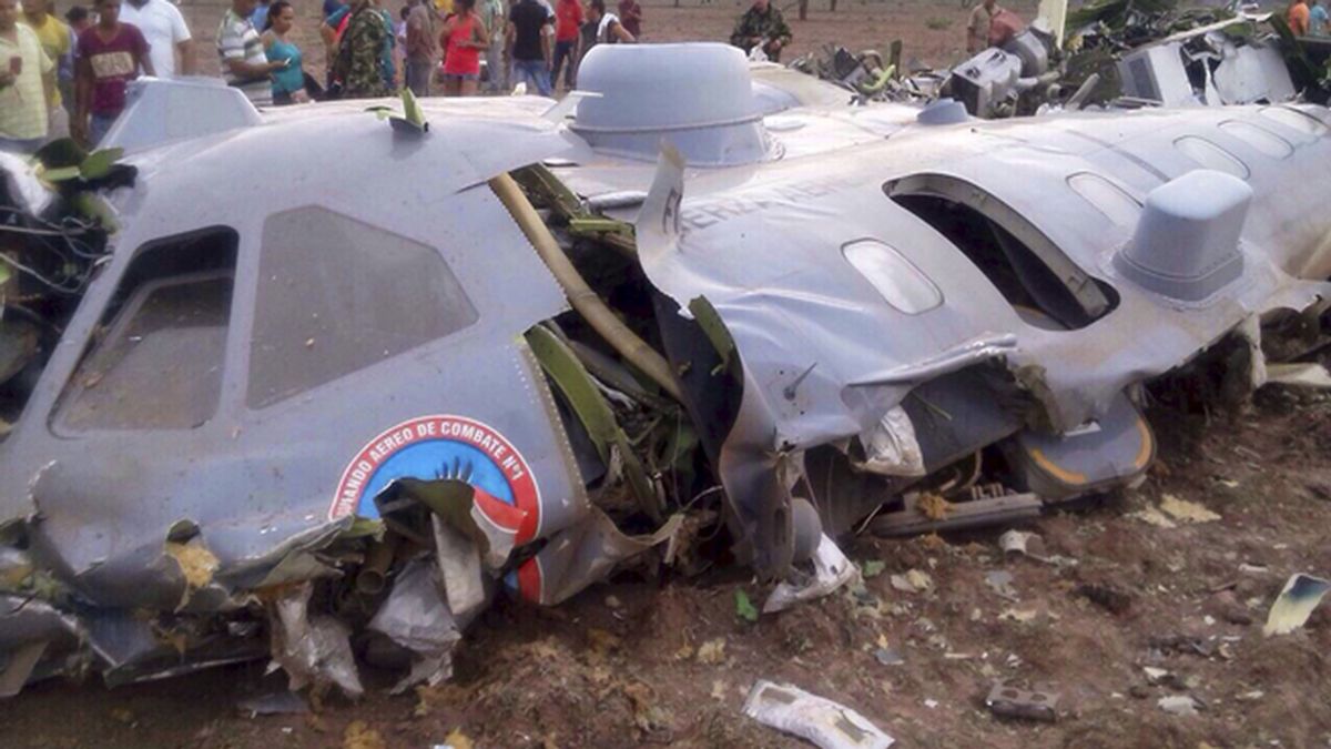 Mueren doce personas en un accidente de avión militar en Colombia