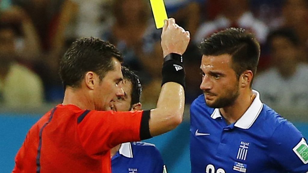 Samaris vio la primera de las muchas tarjetas que hubo en el partido