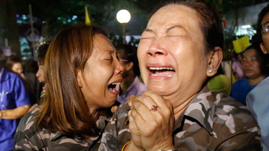 Tailandia llora la muerte de su rey