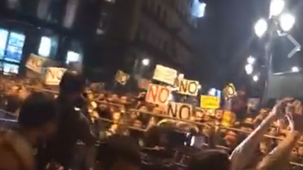 Lanzamiento de objetos e insultos a diputados tras la investidura de Rajoy